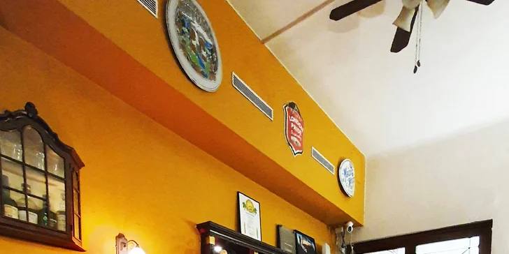 Polévka, burger podle výběru, domácí hranolky, coleslaw a lívance pro dva