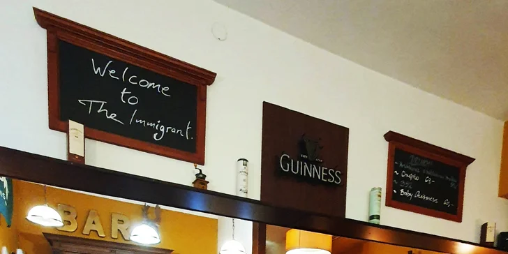 Polévka, burger podle výběru, domácí hranolky, coleslaw a lívance pro dva