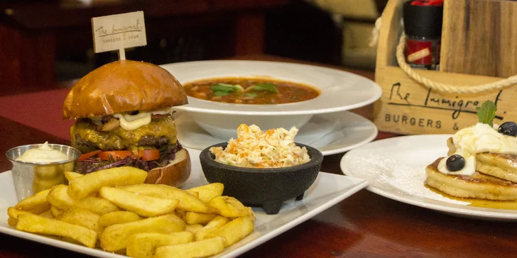 Polévka, burger podle výběru, domácí hranolky, coleslaw a lívance pro dva