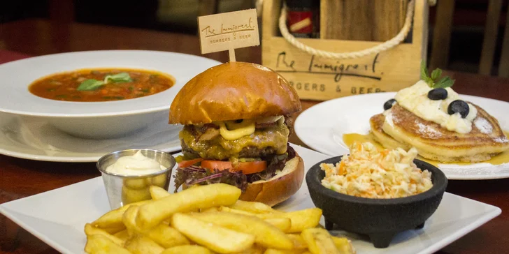 Polévka, burger podle výběru, domácí hranolky, coleslaw a lívance pro dva