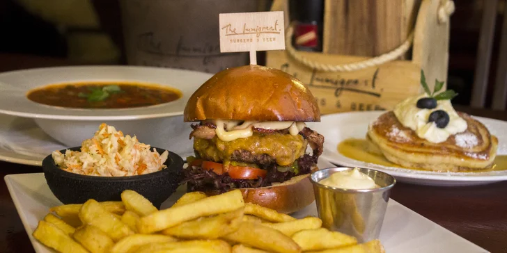 Polévka, burger podle výběru, domácí hranolky, coleslaw a lívance pro dva