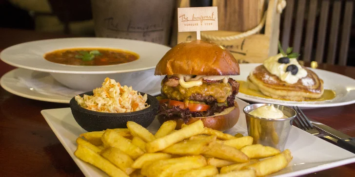 Polévka, burger podle výběru, domácí hranolky, coleslaw a lívance pro dva