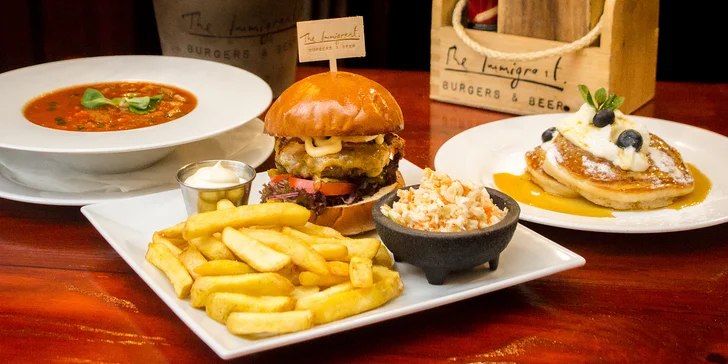 Polévka, burger podle výběru, domácí hranolky, coleslaw a lívance pro dva