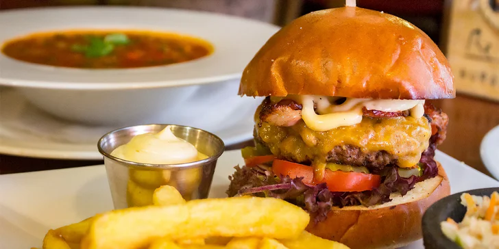 Polévka, burger podle výběru, domácí hranolky, coleslaw a lívance pro dva