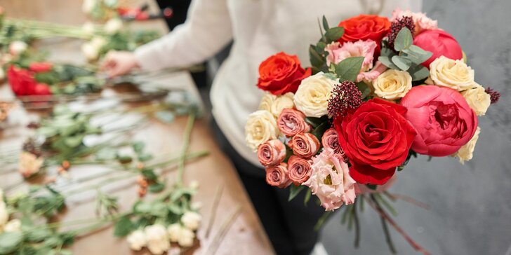 Kurzy floristiky: vázání svatebních kytic, aranžování i 13denní akreditovaný kurz s osvědčením