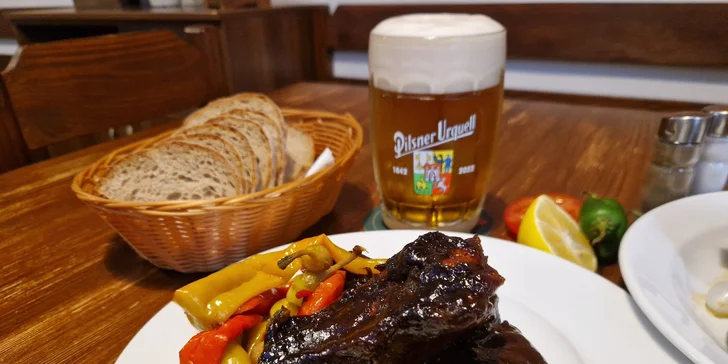 Hostina v pivnici podle výběru: vepřová BBQ žebra nebo koleno pro 2 osoby