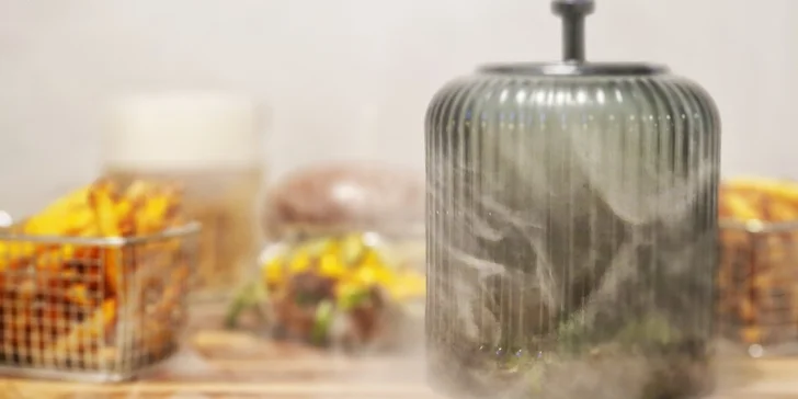 Dva vyladěné burgery a domácí hranolky v oblíbené restauraci Nová Chaloupka