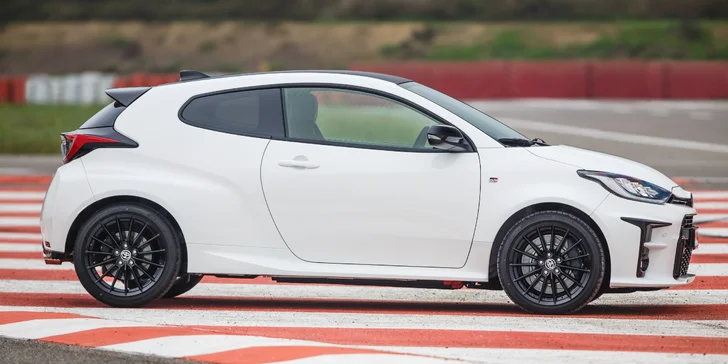 Adrenalinové RallyTaxi s profesionálním závodníkem ve voze Toyota GR Yaris nebo Citroen DS3 R1