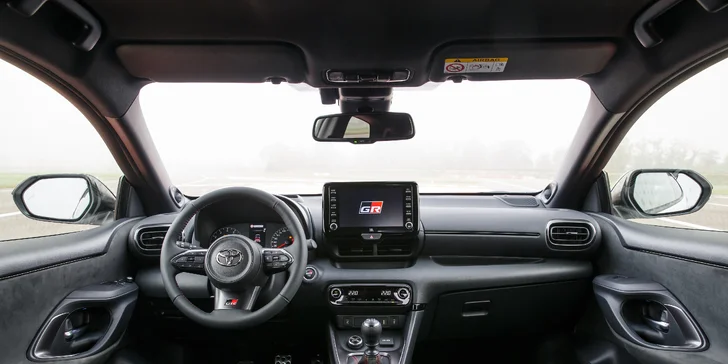 Zažijte opěvované rallye auto GR Yaris: 20-50 kilometrů testovací jízdy v nabušeném fáru