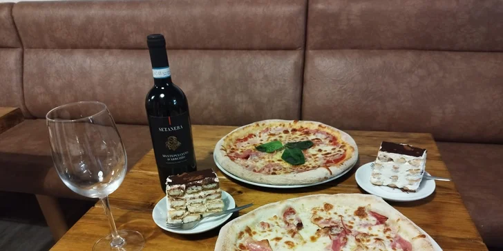 Italské menu s pizzou a tiramisu a lahev nebo neomezená konzumace vína pro 2 osoby