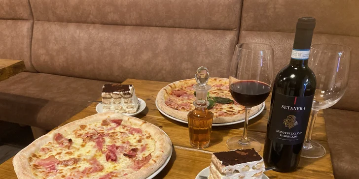 Italské menu s pizzou a tiramisu a lahev nebo neomezená konzumace vína pro 2 osoby