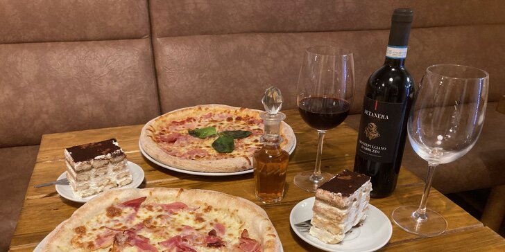 Italské menu s pizzou a tiramisu a lahev nebo neomezená konzumace vína pro 2 osoby