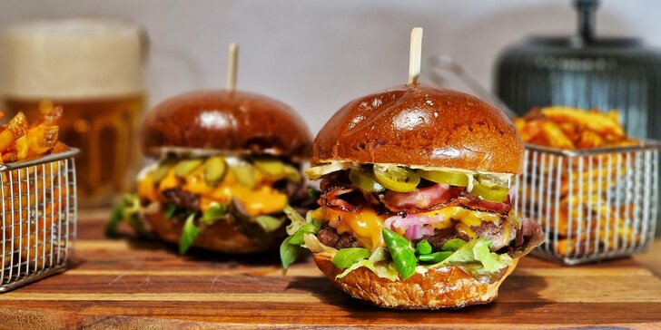 Dva vyladěné burgery a domácí hranolky v oblíbené restauraci Nová Chaloupka