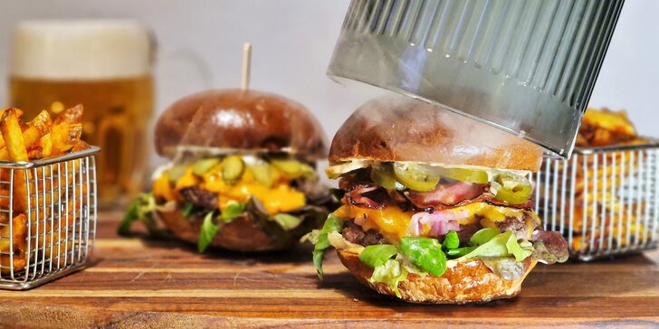 Dva vyladěné burgery a domácí hranolky v oblíbené restauraci Nová Chaloupka