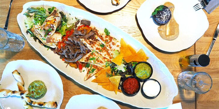 Mexické menu pro dva: burritos, fajitas, quesadillas a k tomu omáčky, nachos, předkrm i dezert