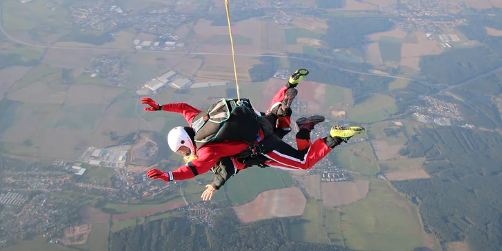 Tandemový seskok padákem z 6000 m: 4 místa v Česku a na Slovensku