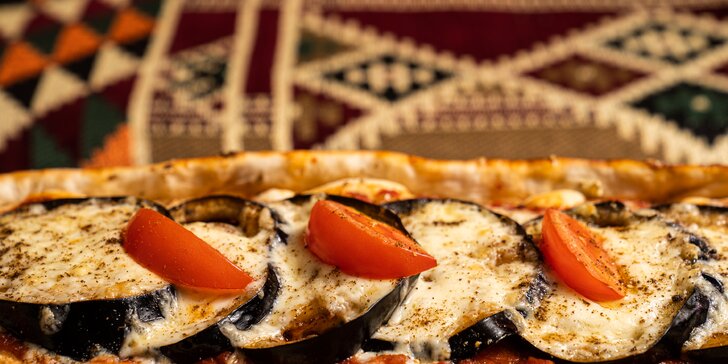 Pide: pizza na turecký způsob s kuřecím nebo jehněčím masem, případně lilková