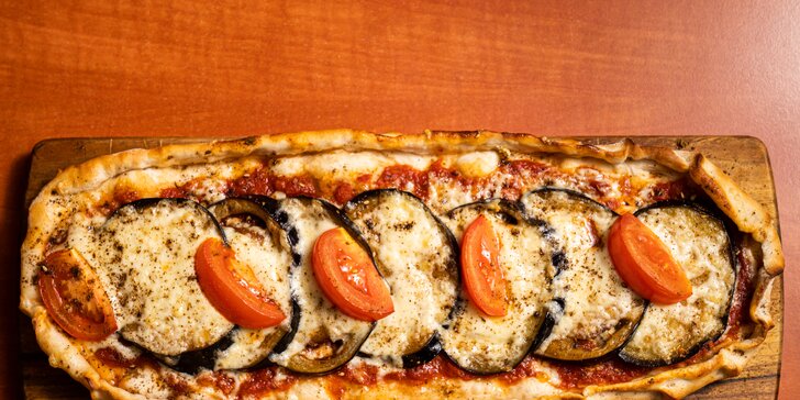 Pide: pizza na turecký způsob s masem, případně lilková k odnosu s sebou