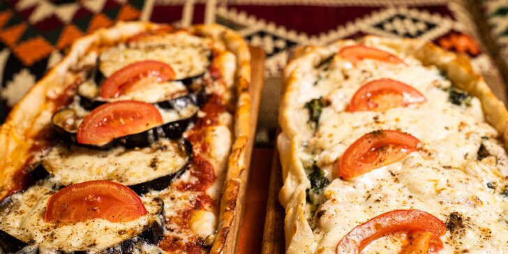 Pide: pizza na turecký způsob s kuřecím nebo jehněčím masem, případně lilková
