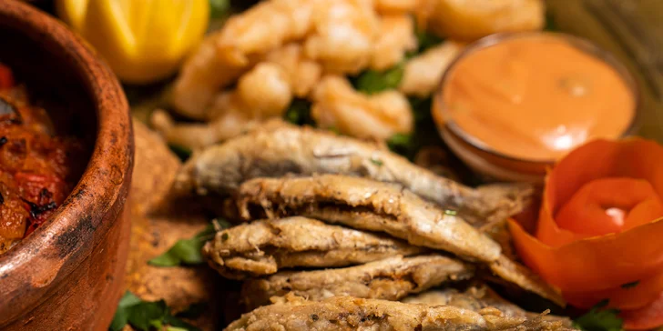 Mořský talíř pro dva v orientální restauraci: vlk nebo pražma, krevety, sardinky i naan