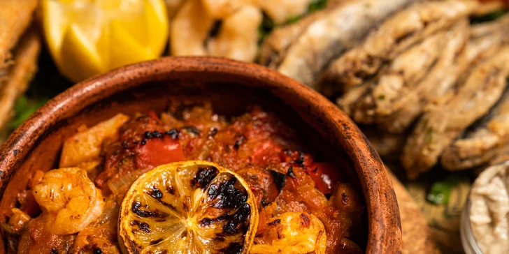 Mořský talíř pro dva v orientální restauraci: vlk nebo pražma, krevety, sardinky i naan
