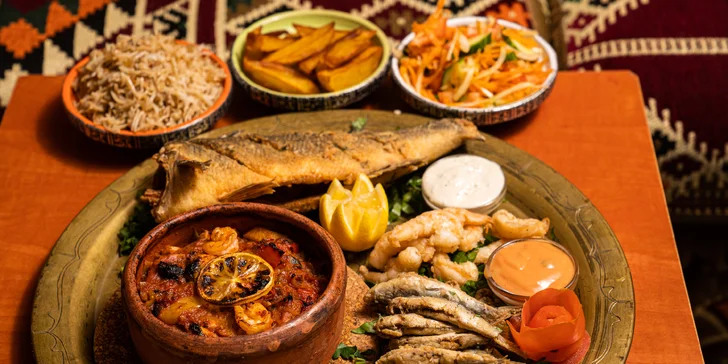 Mořský talíř pro dva v orientální restauraci: vlk nebo pražma, krevety, sardinky i naan