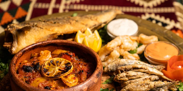 Mořský talíř pro dva v orientální restauraci: vlk nebo pražma, krevety, sardinky i naan