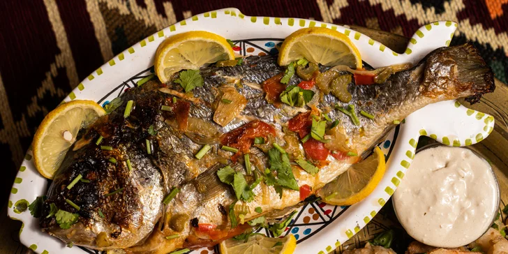 Mořský talíř pro dva v orientální restauraci: vlk nebo pražma, krevety, sardinky i naan