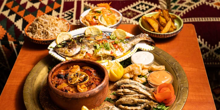 Mořský talíř pro dva v orientální restauraci: vlk nebo pražma, krevety, sardinky i naan