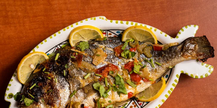 Mořský talíř pro dva v orientální restauraci: vlk nebo pražma, krevety, sardinky i naan