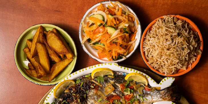 Mořský talíř pro dva v orientální restauraci: vlk nebo pražma, krevety, sardinky i naan