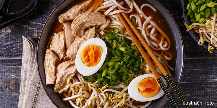 Asijský vepřový vývar ramen a smažený jarní závitek pro 1 či 2 osoby