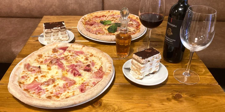 Italské menu s pizzou a tiramisu a lahev nebo neomezená konzumace vína pro 2 osoby