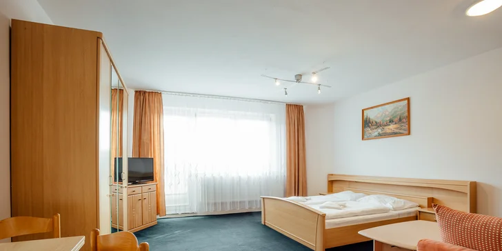 Pobyt v penzionu na Oravě s venkovním mini wellness a snídaní: v okolí hory i termální prameny