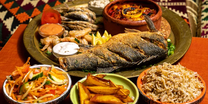 Mořský talíř pro dva v orientální restauraci: vlk nebo pražma, krevety, sardinky i naan
