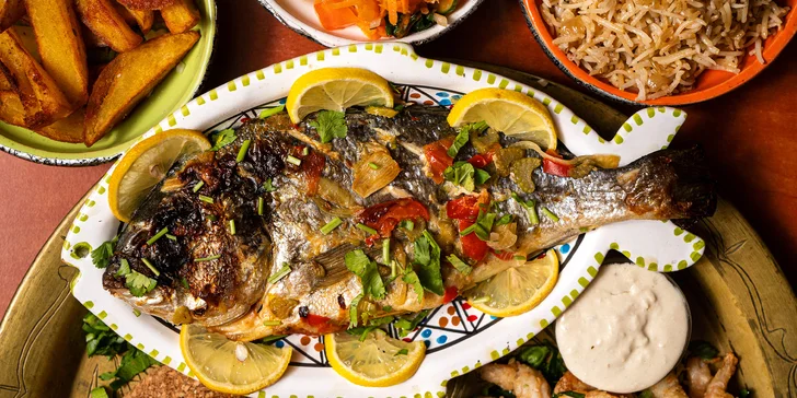 Mořský talíř pro dva v orientální restauraci: vlk nebo pražma, krevety, sardinky i naan
