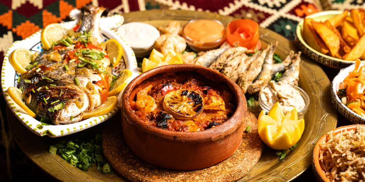 Mořský talíř pro dva v orientální restauraci: vlk nebo pražma, krevety, sardinky i naan