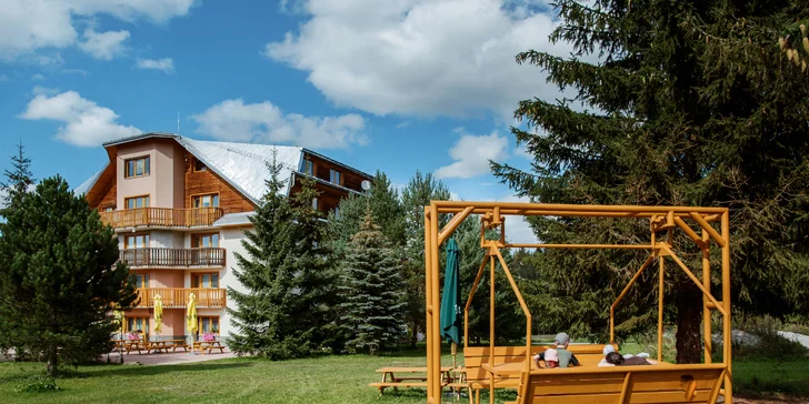 Pobyt v penzionu na Oravě s venkovním mini wellness a snídaní: v okolí hory i termální prameny