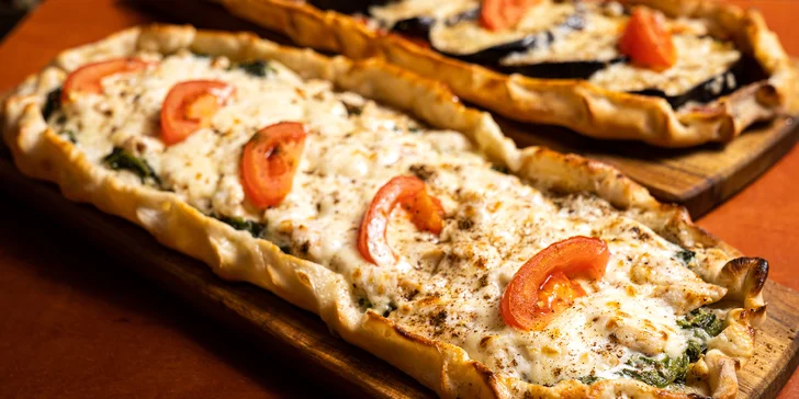 Pide: pizza na turecký způsob s kuřecím nebo jehněčím masem, případně lilková