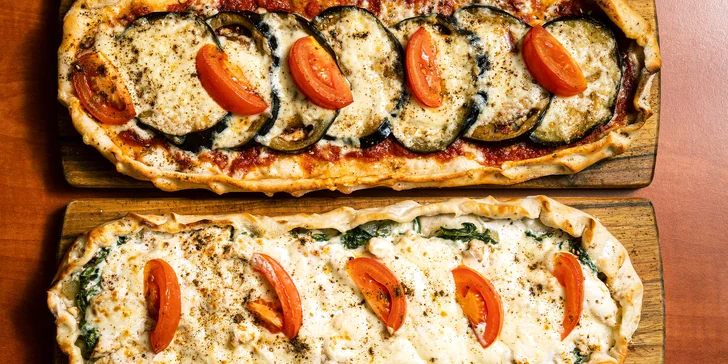 Pide: pizza na turecký způsob s kuřecím nebo jehněčím masem, případně lilková