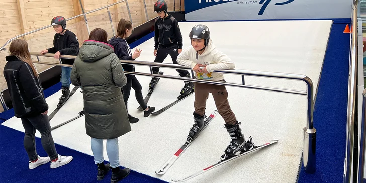 Celoroční zábava na lyžích nebo snowboardu: hodinový kurz na simulátoru vč. vybavení