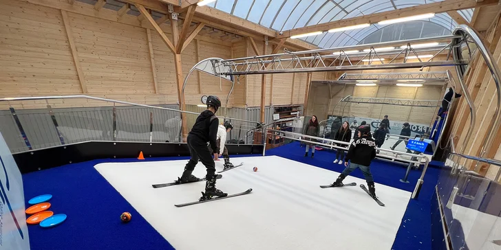 Celoroční zábava na lyžích nebo snowboardu: hodinový kurz na simulátoru vč. vybavení