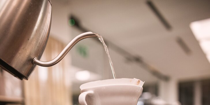 Baristické kurzy: alternativní příprava kávy, jako je chemex, V60 nebo aeropress, i latté art