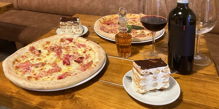 Italské menu s pizzou a tiramisu a lahev nebo neomezená konzumace vína pro 2 osoby