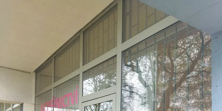 Mokrá pedikúra s peelingem a lakováním nebo masáží