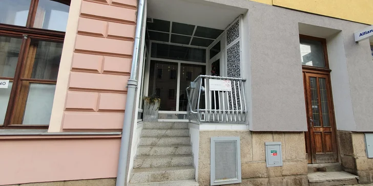 Svůdný pohled: prodloužení řas metodou řasa na řasu i s úpravou a barvením obočí