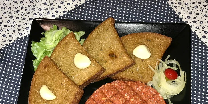 Tatarák z českého hovězího a zlatavé topinky s česnekem: 200 nebo 400 g