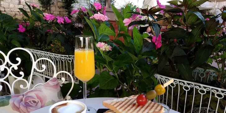 Dovolená pro páry s ubytováním v luxusním hotelu v centru Šibeniku: snídaně i denně 2 hodiny ve wellness