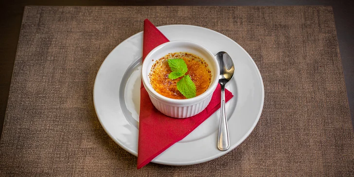 Tříchodové menu s carpacciem, kuřecím supreme a crème brûlée pro 2 osoby