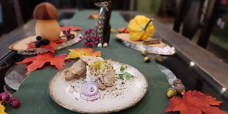 Parádní 3chodové menu pro dva: bůčková pomazánka, jelení kýta se šípkovou, jablečný koláč